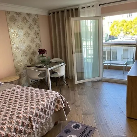 Super Avec Piscine A 60 M De La Νίκαια